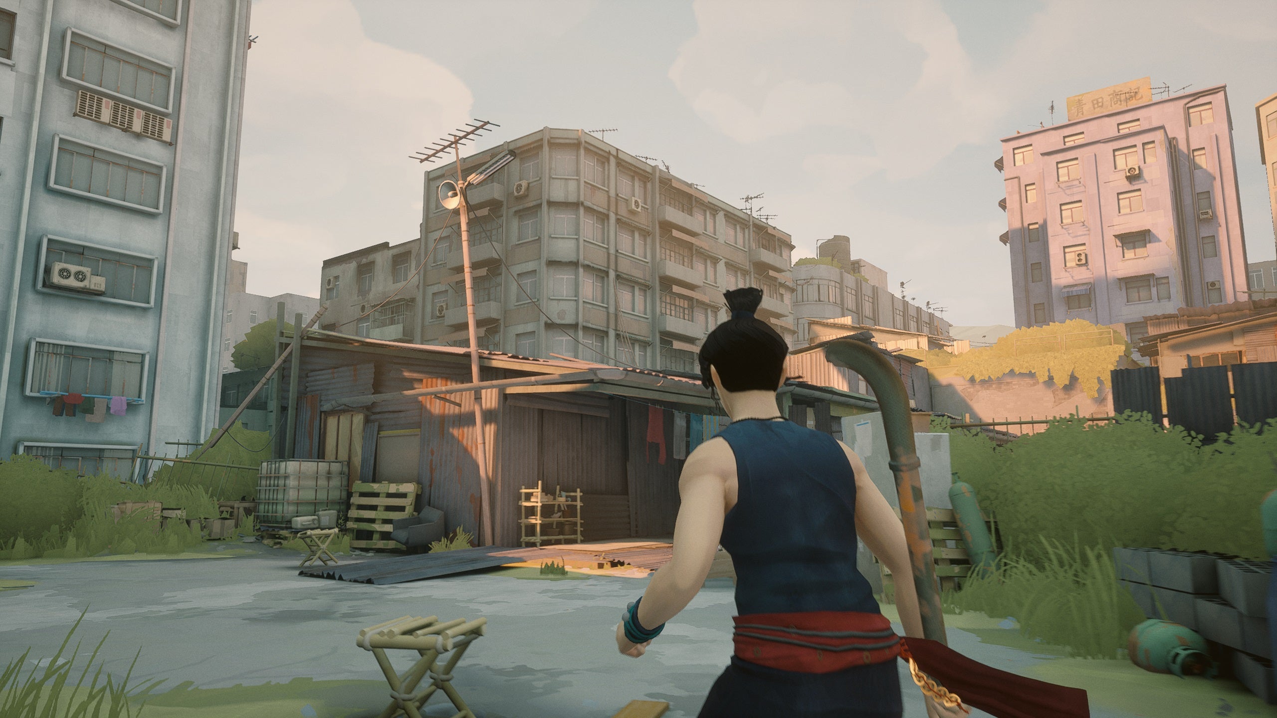 O protagonista de Sifu se aproxima de um bloco de apartamentos.  A iluminação indica que é hora de ouro.