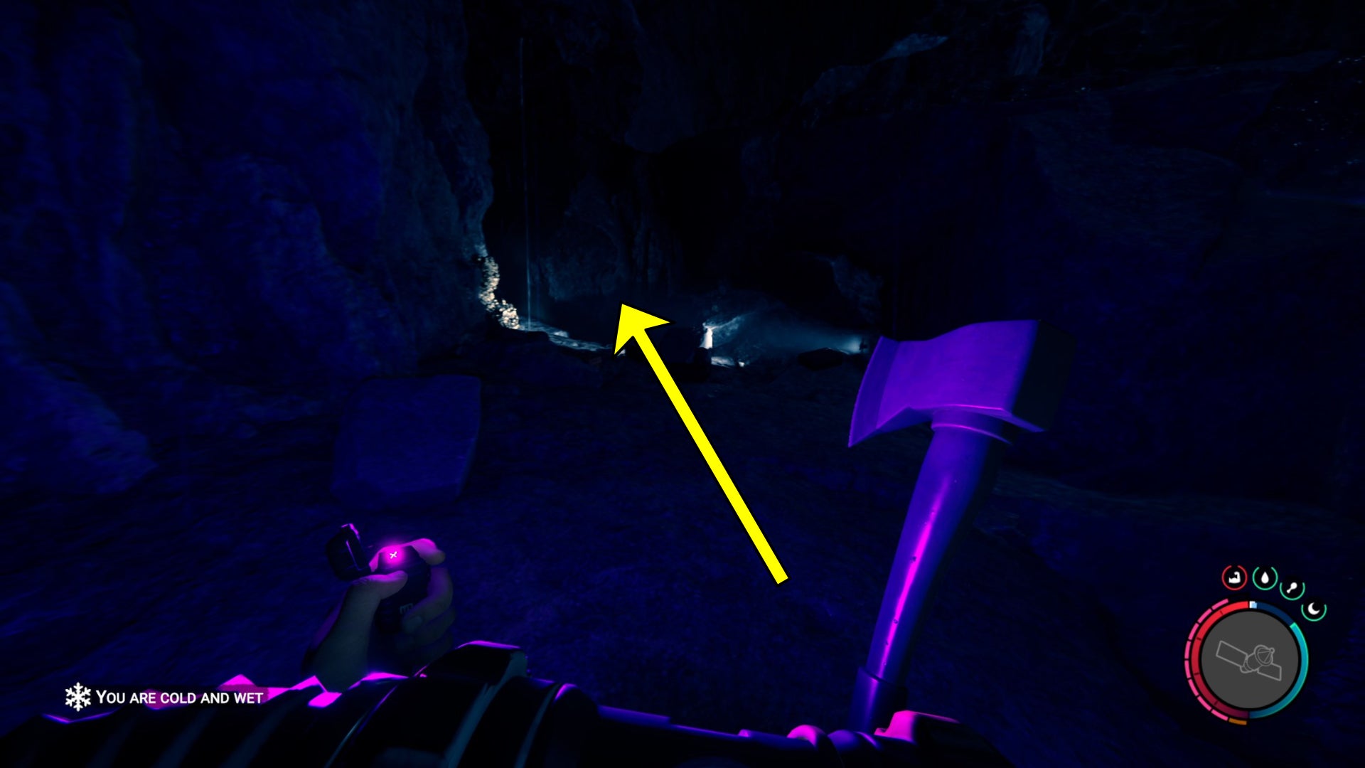 El jugador de Sons Of The Forest sigue una fuente de luz en una cueva.