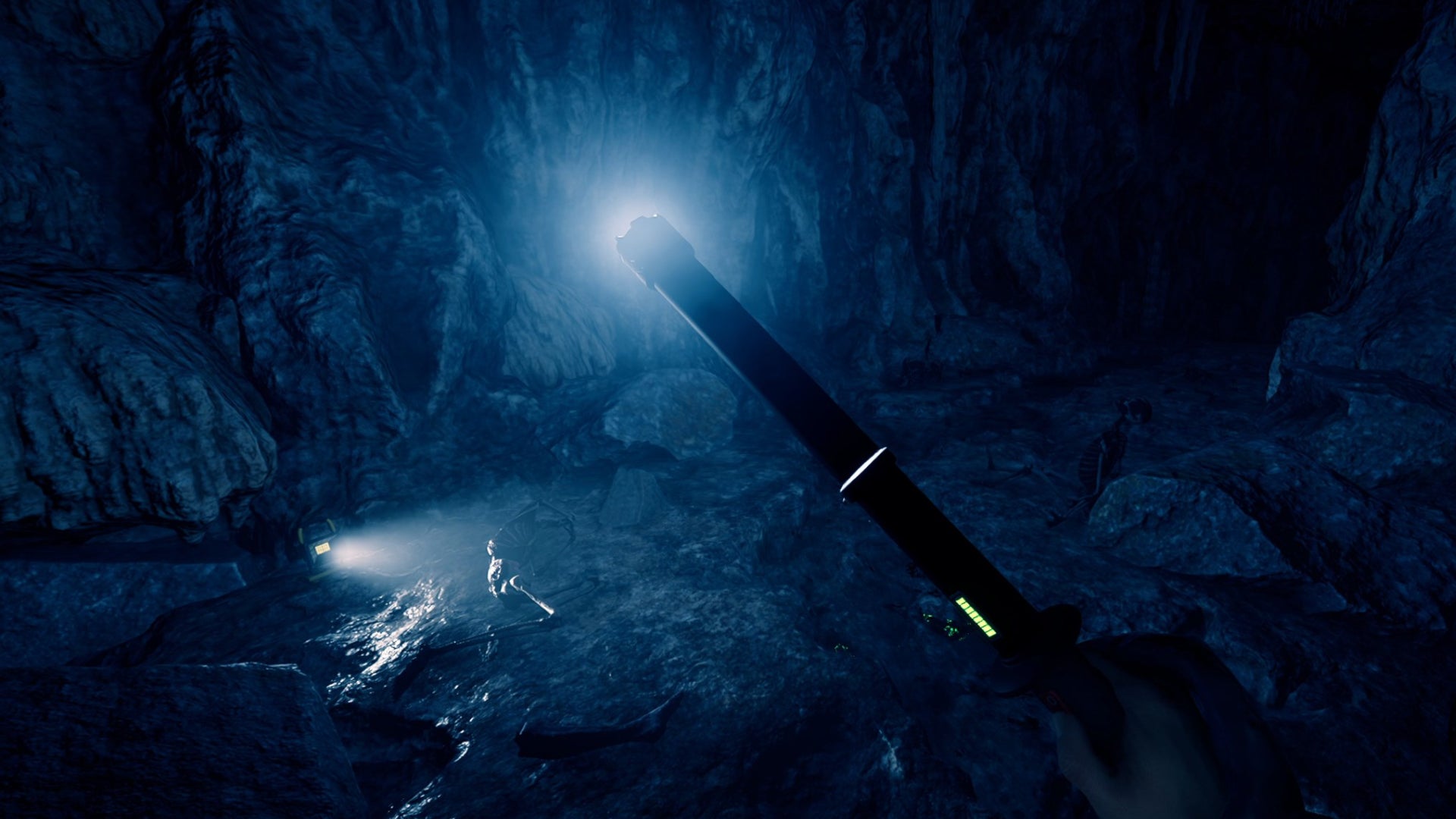 El jugador en Sons Of The Forest activa su Stun Baton para dar un golpe en una cueva oscura.