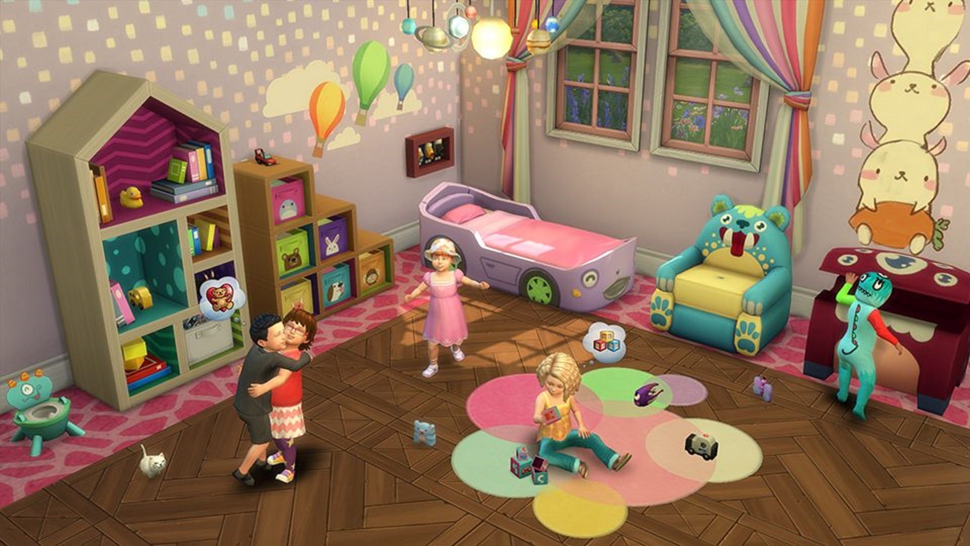Группа малышей, играющих вместе в большой игровой комнате в The Sims 4.