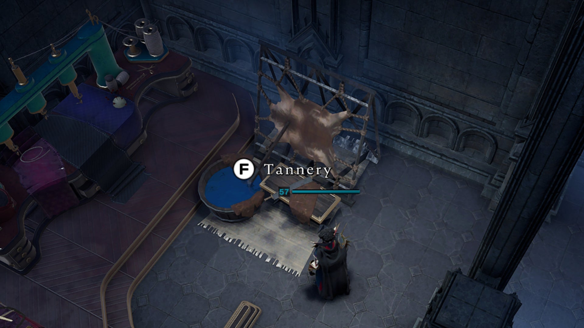 O jogador em V Rising fica ao lado de um curtume em seu castelo.