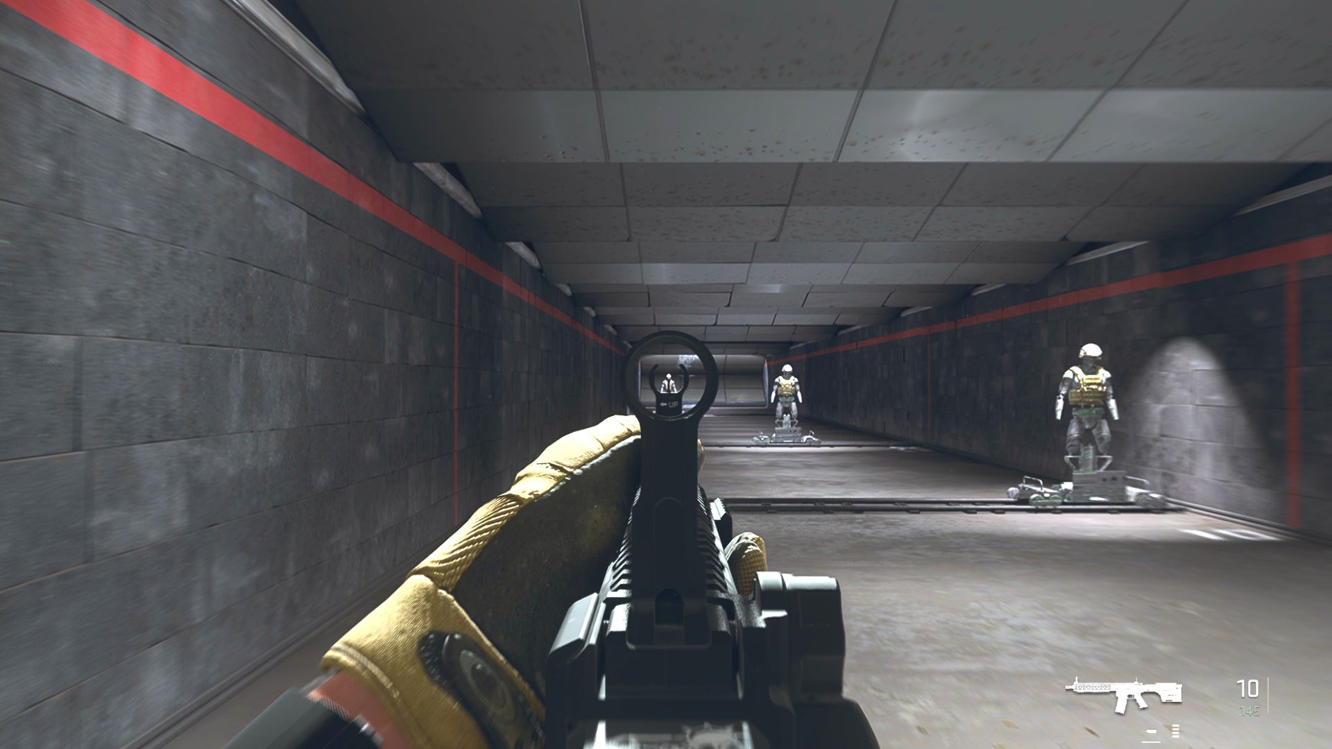 The player in Warzone 2.0 aims at a training dummy with the FTAC Recon ironsights.