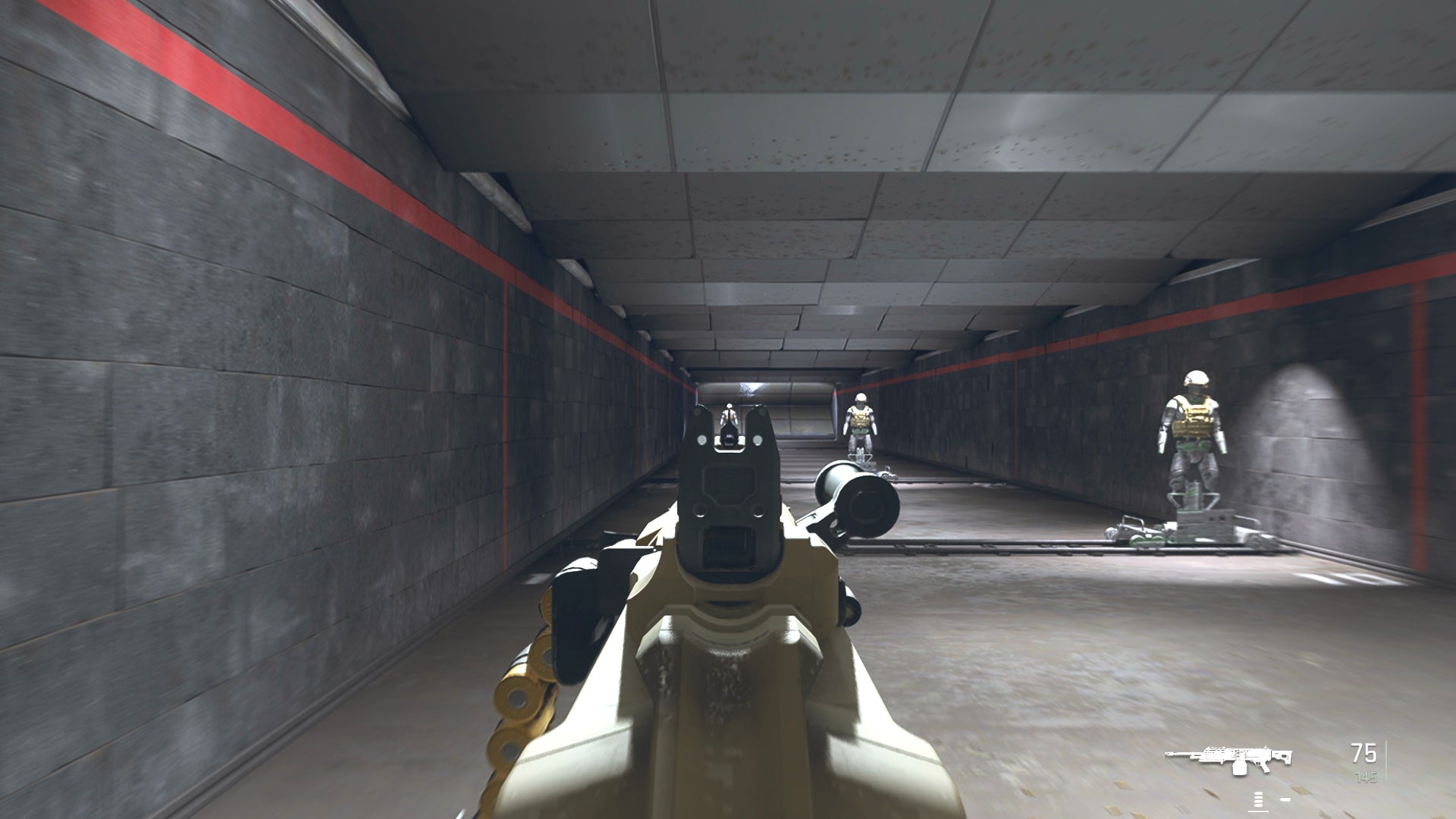 El jugador en Warzone 2.0 apunta a un muñeco de entrenamiento con la mira de hierro Raal MG.