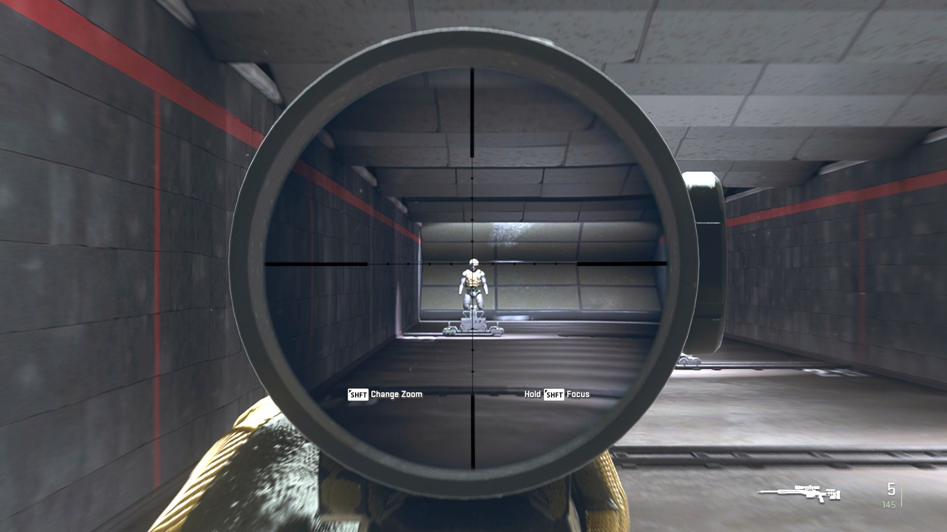 El jugador en Warzone 2.0 apunta a un muñeco de entrenamiento con el alcance predeterminado SP-X 80.