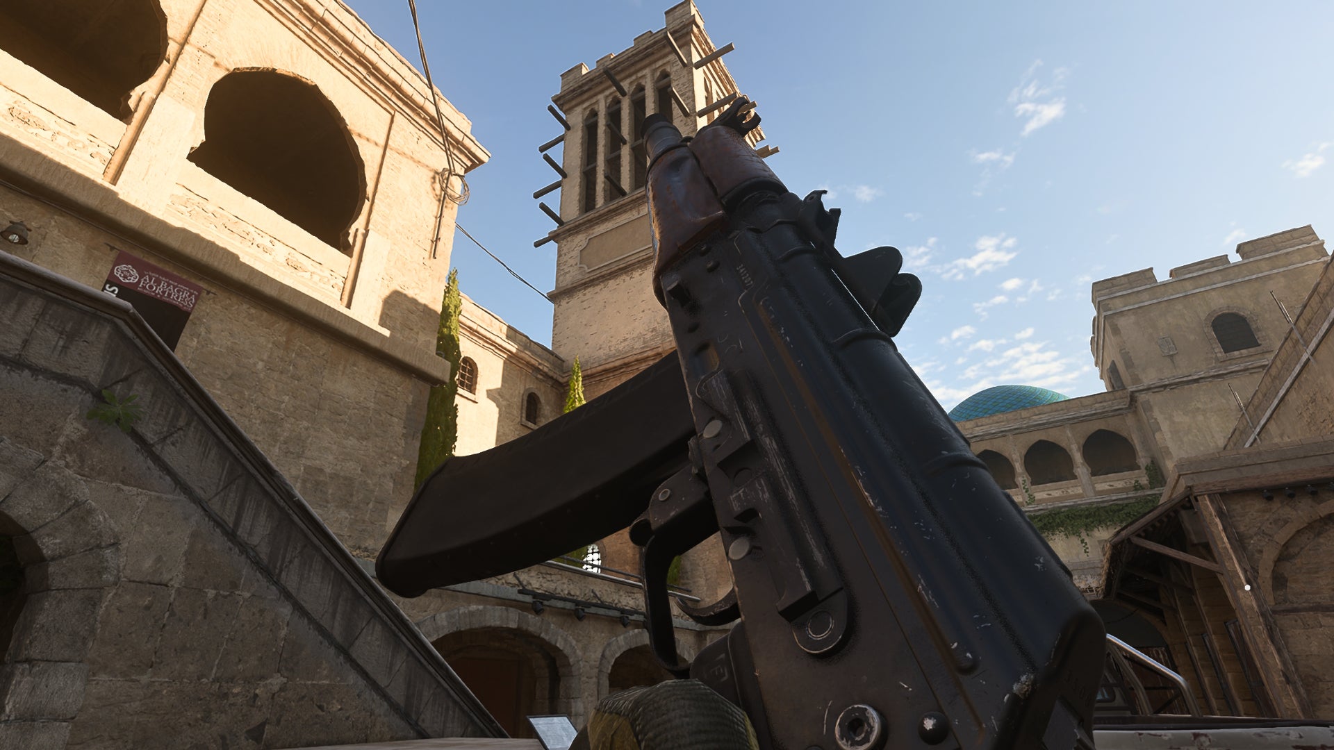 El jugador de Warzone 2.0 inspecciona su arma, la Kastov-74U.