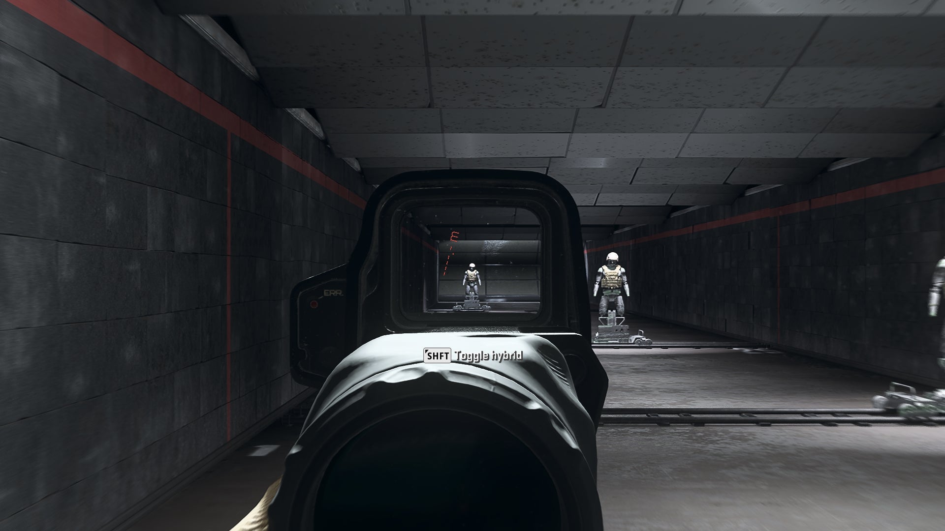 El jugador en Warzone 2.0 apunta a un muñeco de entrenamiento usando el accesorio óptico Angel-40 4 8x.