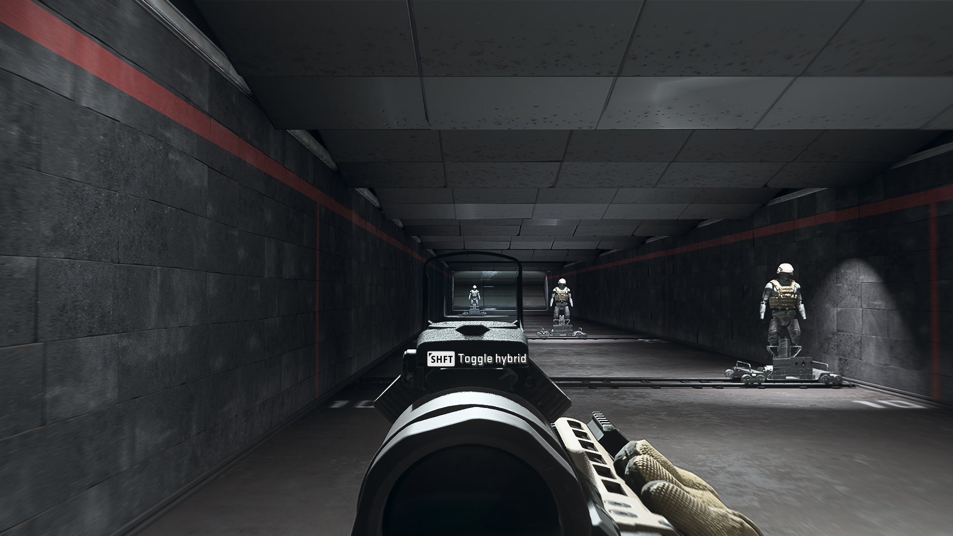 El jugador en Warzone 2.0 apunta a un muñeco de entrenamiento usando el accesorio óptico Ares Clear Shot.