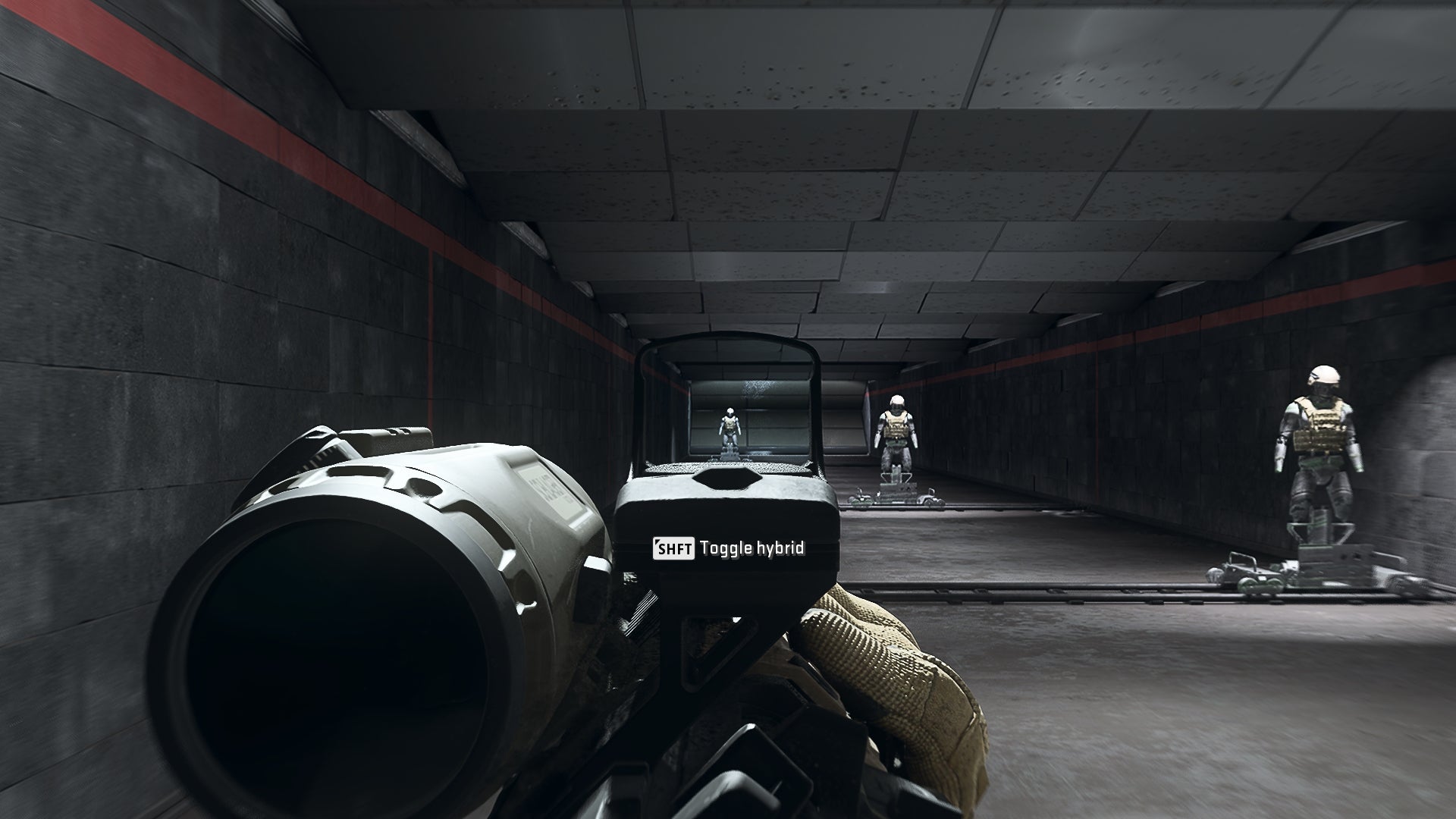 El jugador en Warzone 2.0 apunta a un maniquí de entrenamiento usando el accesorio óptico híbrido BPZ40.