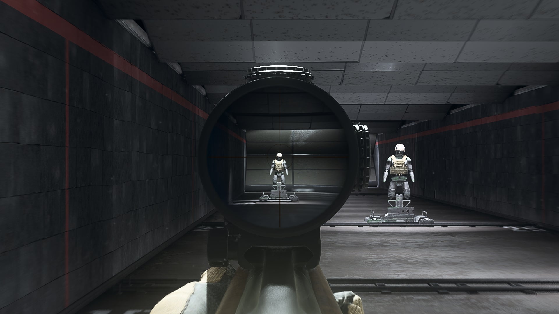 El jugador en Warzone 2.0 apunta a un muñeco de entrenamiento usando el accesorio óptico Corio CQC Scope.