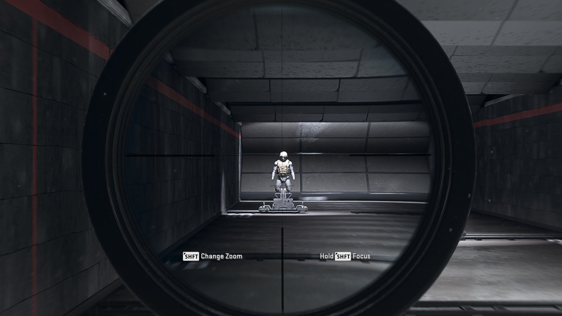 El jugador en Warzone 2.0 apunta a un muñeco de entrenamiento usando el accesorio óptico FTAC Locus SP.