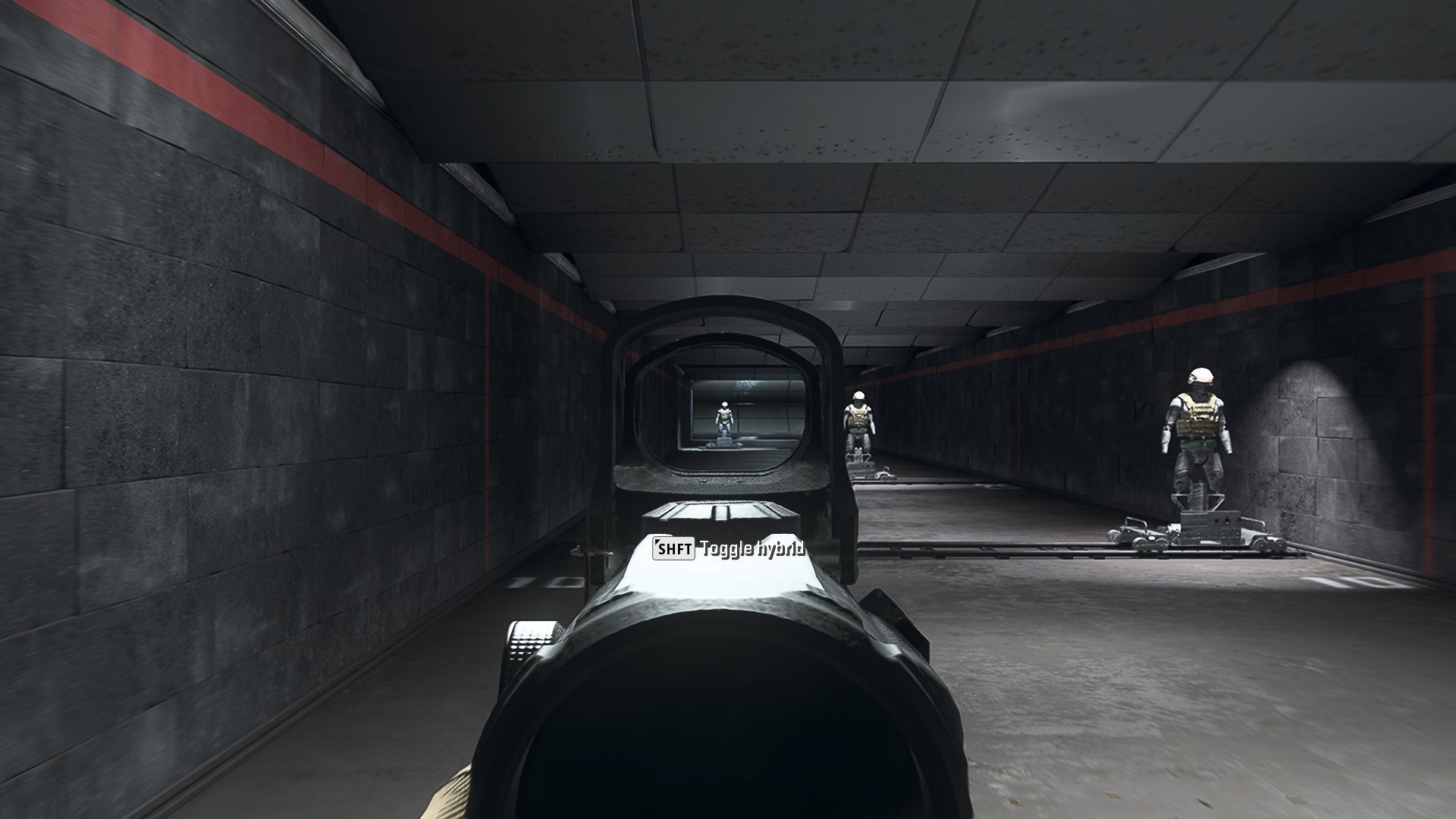 El jugador en Warzone 2.0 apunta a un muñeco de entrenamiento usando el accesorio óptico Hybrid Firepoint.