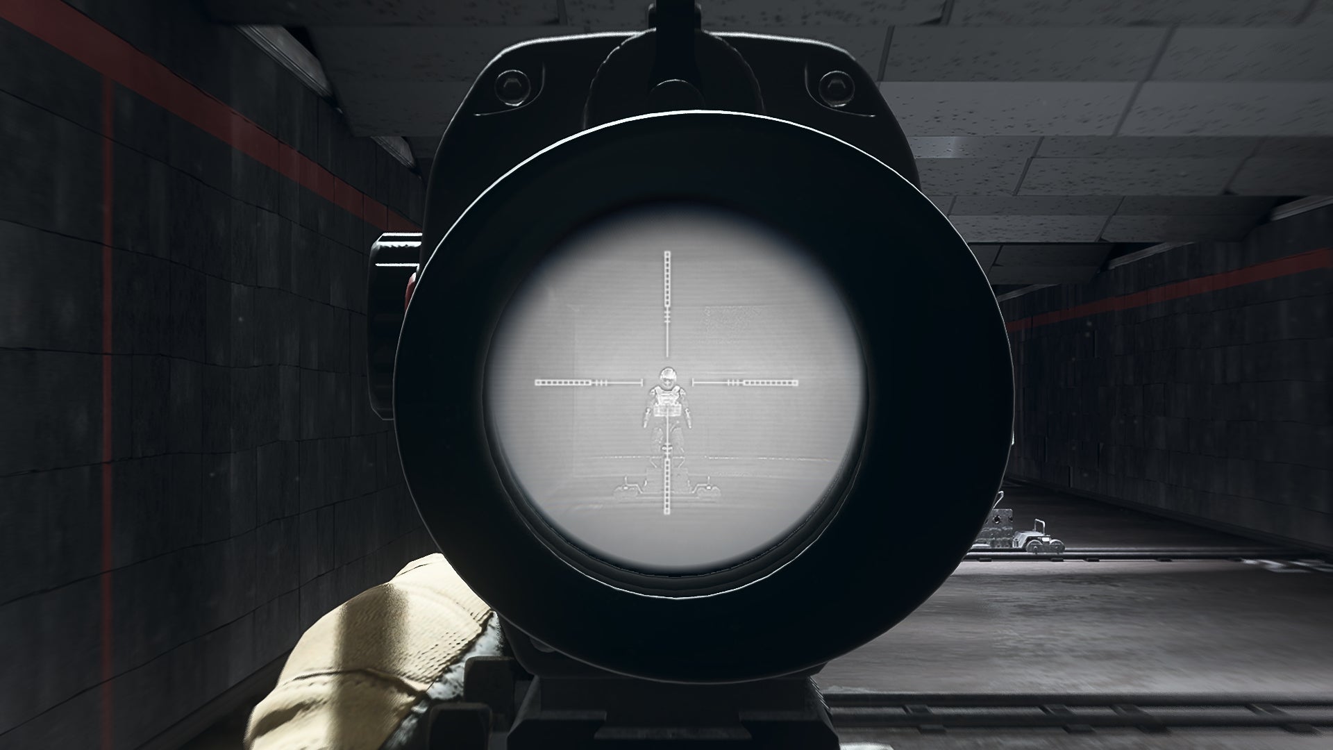 El jugador en Warzone 2.0 apunta a un muñeco de entrenamiento usando el accesorio óptico SZ Aggressor-IR Optic.