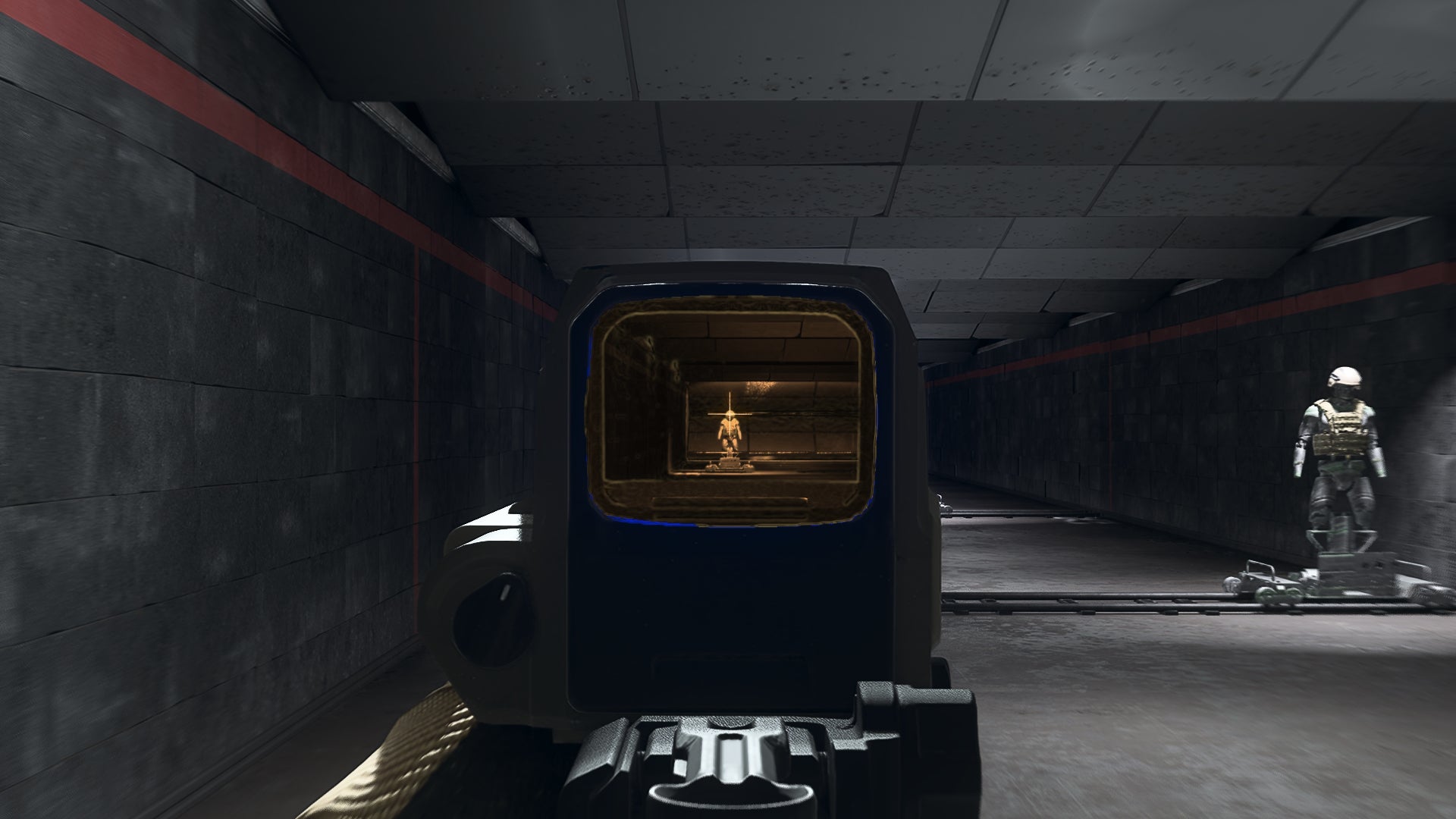 El jugador en Warzone 2.0 apunta a un muñeco de entrenamiento usando el accesorio óptico SZ Holotherm.