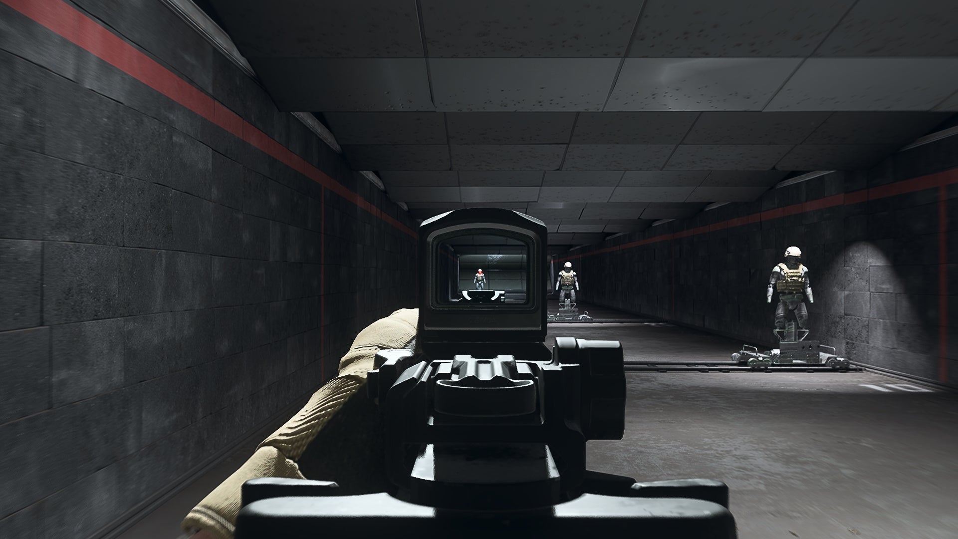 The player in Warzone 2.0 aims at a training dummy using the SZ Minitac 40 optic attachment.