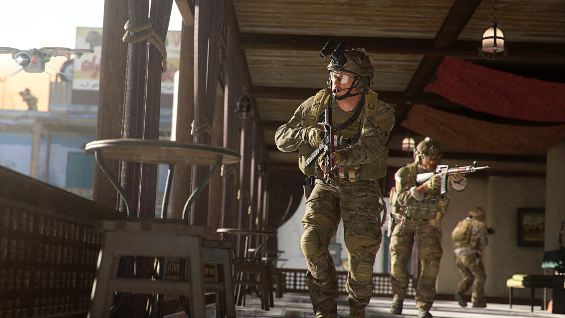 Tres soldados se abren paso furtivamente a través de un lugar interior en Warzone 2.0.