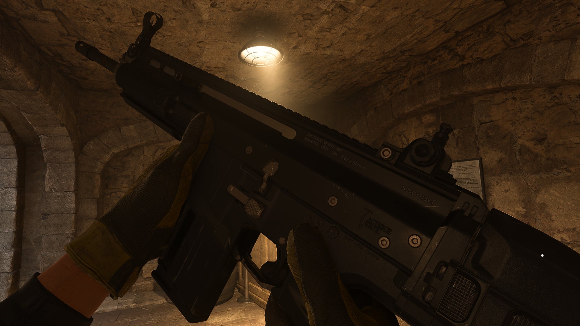 El jugador en Warzone 2.0 inspecciona su arma, el TAQ-V.