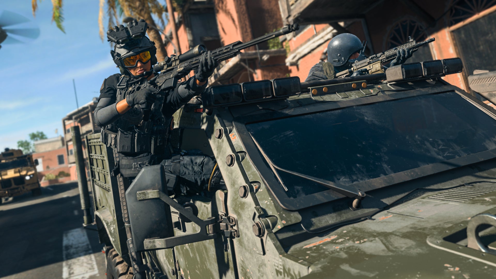 Dos soldados se asoman por las ventanas de sus vehículos y se preparan para disparar en Warzone 2.0.