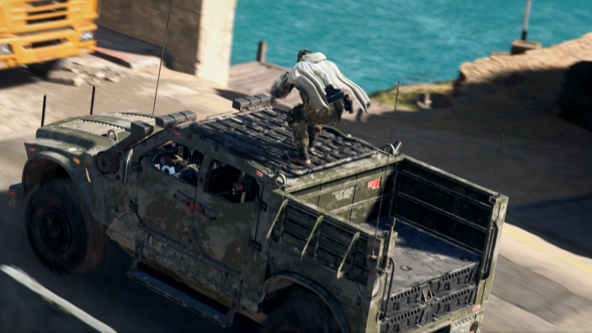 Un soldado se para encima de un vehículo en movimiento en Warzone 2.0.