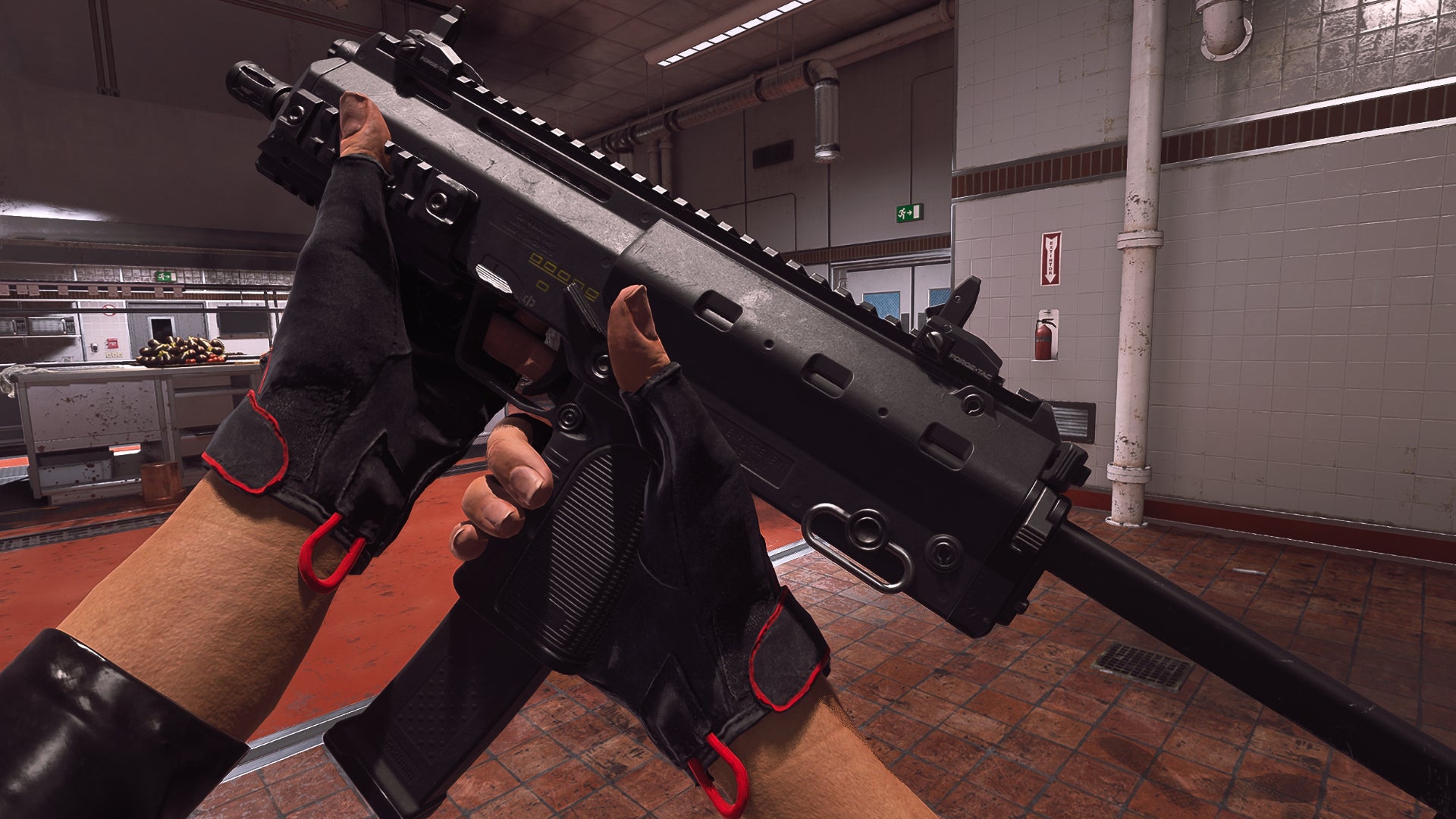 El jugador en Warzone 2.0 inspecciona su arma, el VEL 46.