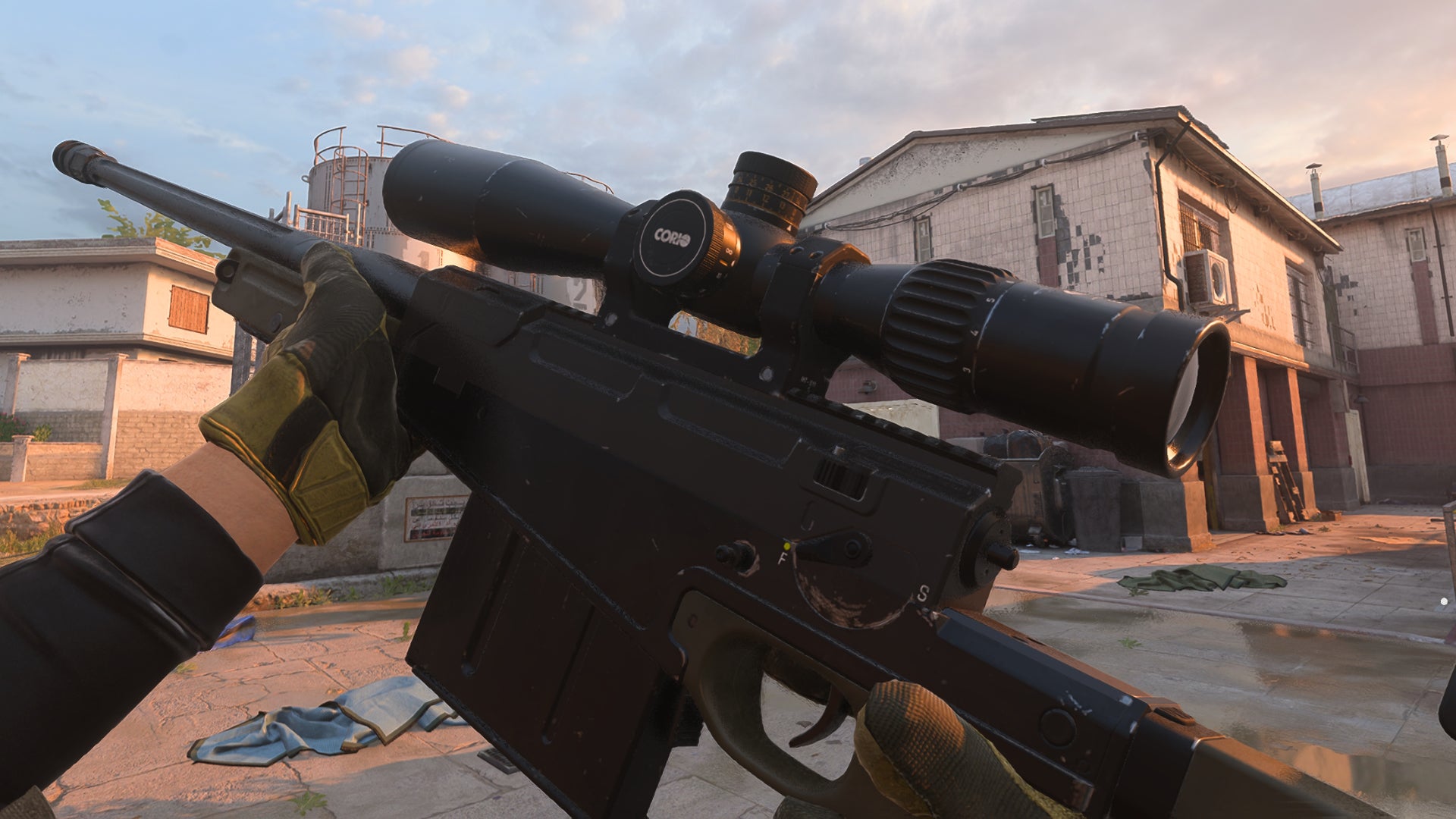 El jugador de Warzone 2.0 inspecciona su arma, el rifle de francotirador Victus XMR.