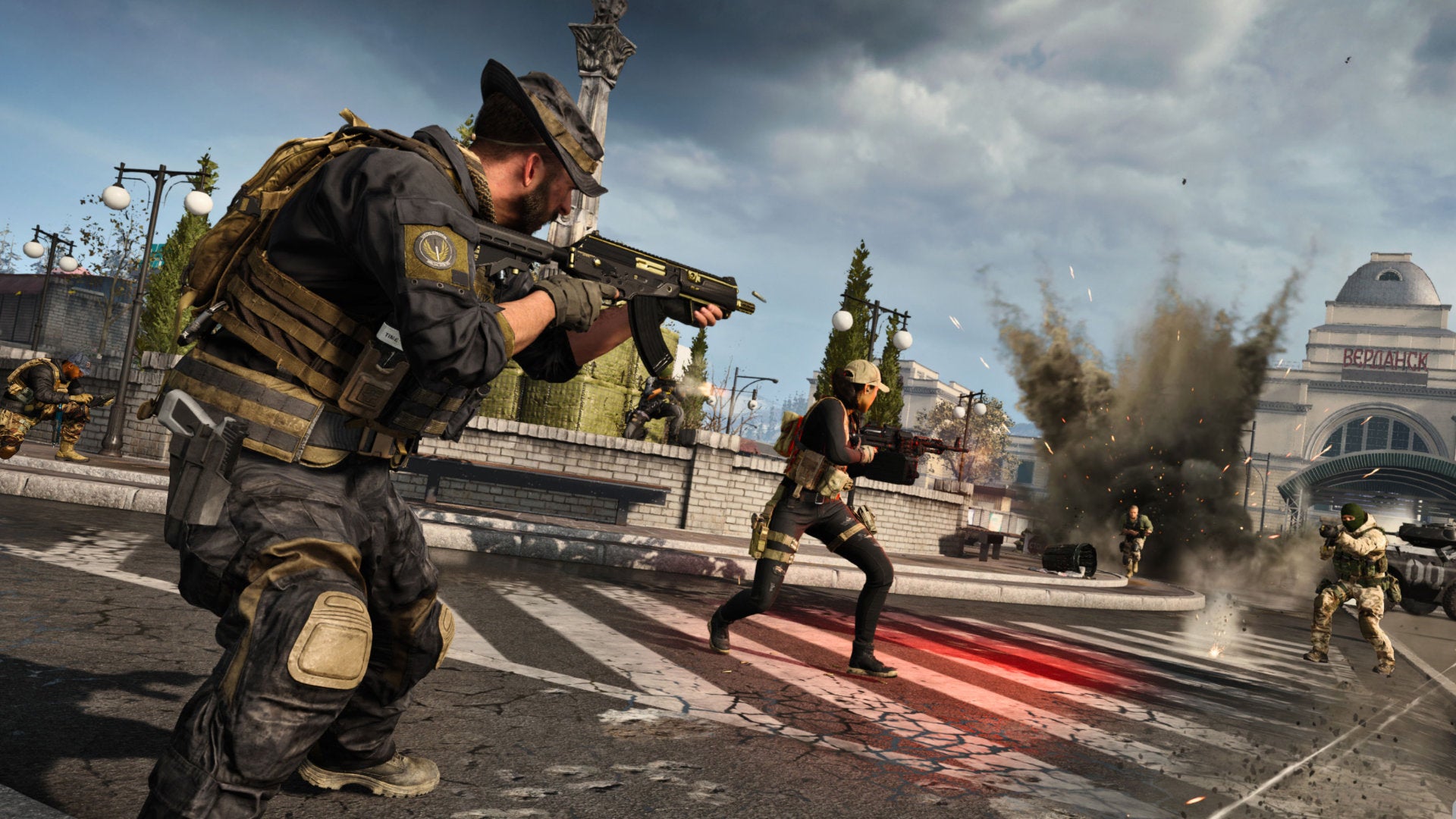 Um tiroteio começa perto da estação de trem em Call Of Duty: Warzone.