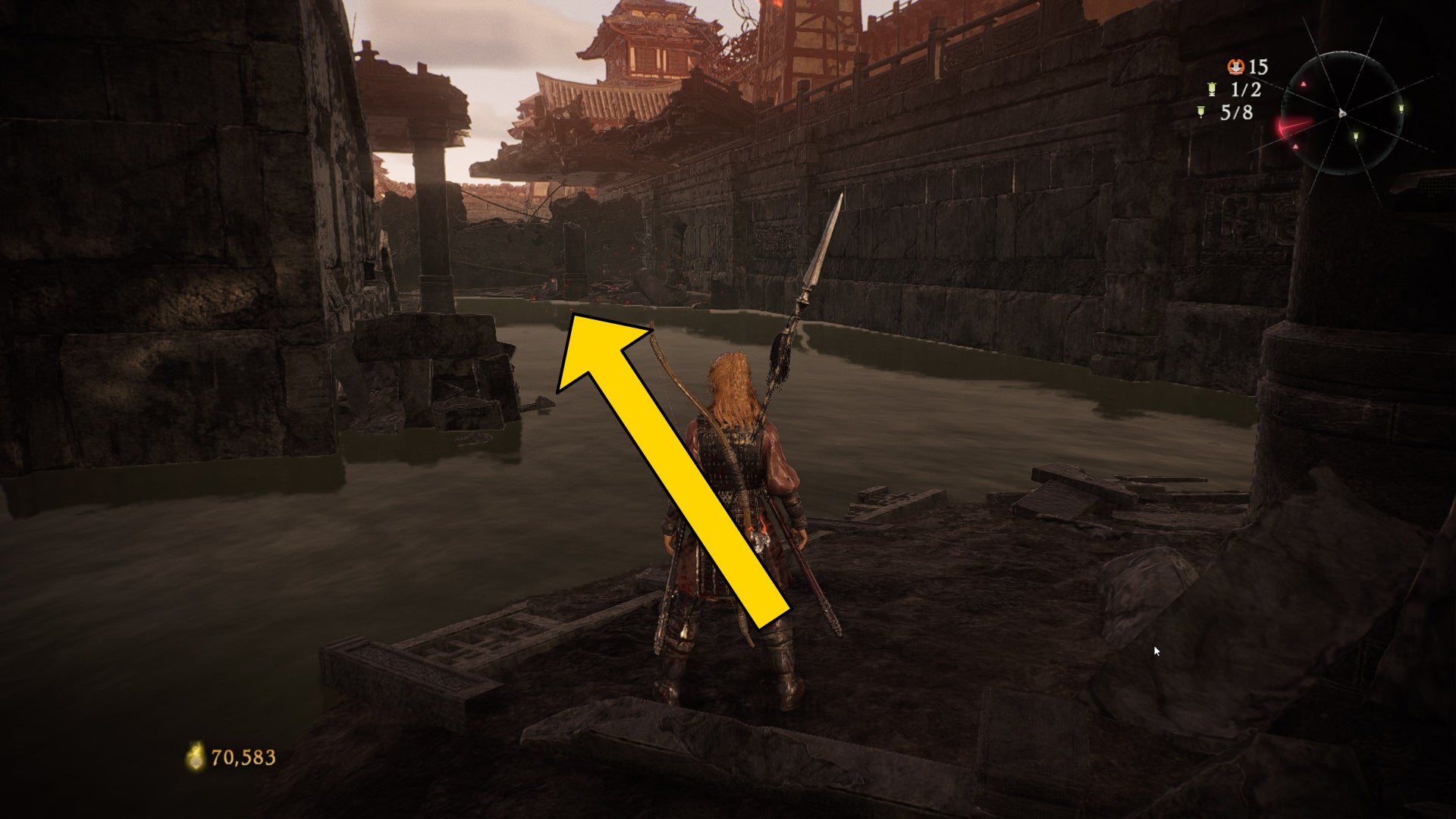 El jugador en Wo Long se para al borde de un área acuosa, con una flecha que marca la ubicación del Shitieshou más cercano.