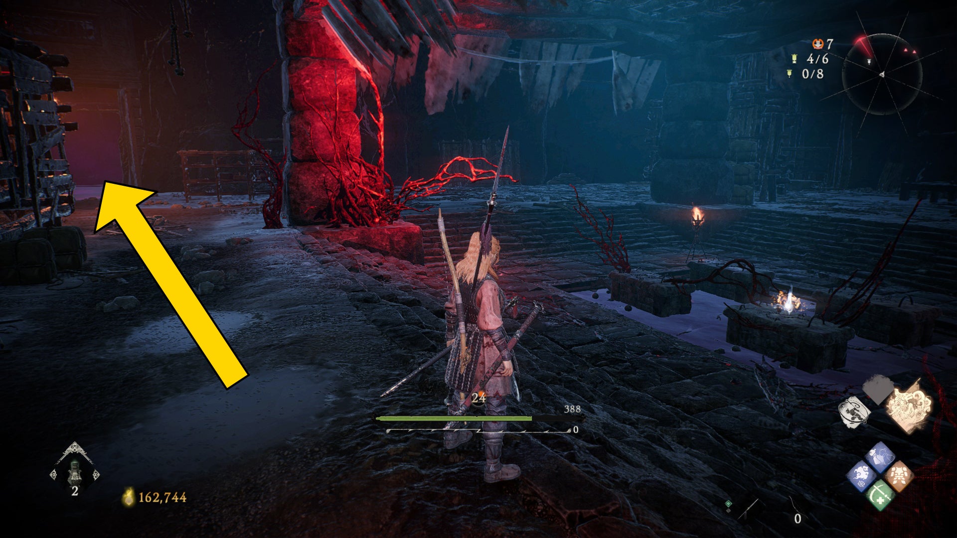 El jugador en Wo Long se para en medio de un área de mazmorra, con una flecha que marca la ubicación del Shitieshou más cercano.