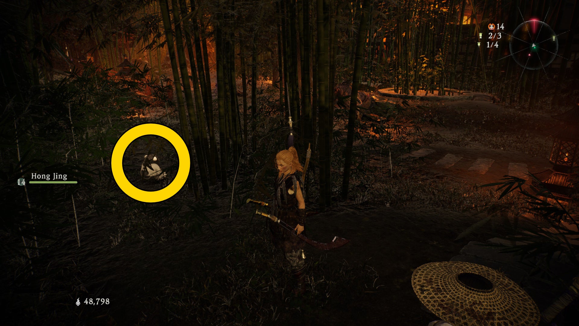 El jugador de Wo Long se para al lado de un Shitieshou en un bosque de bambú.