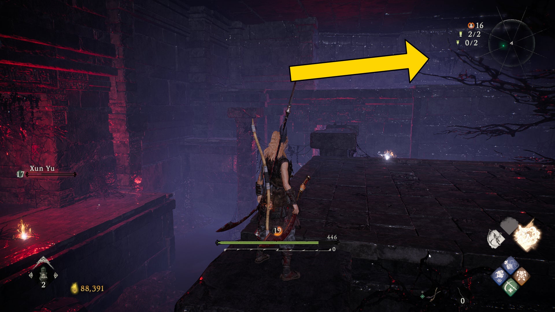 El jugador de Wo Long se para sobre una plataforma elevada en el centro de una habitación subterránea.  Una flecha apunta a la ubicación de un Shitieshou cercano.