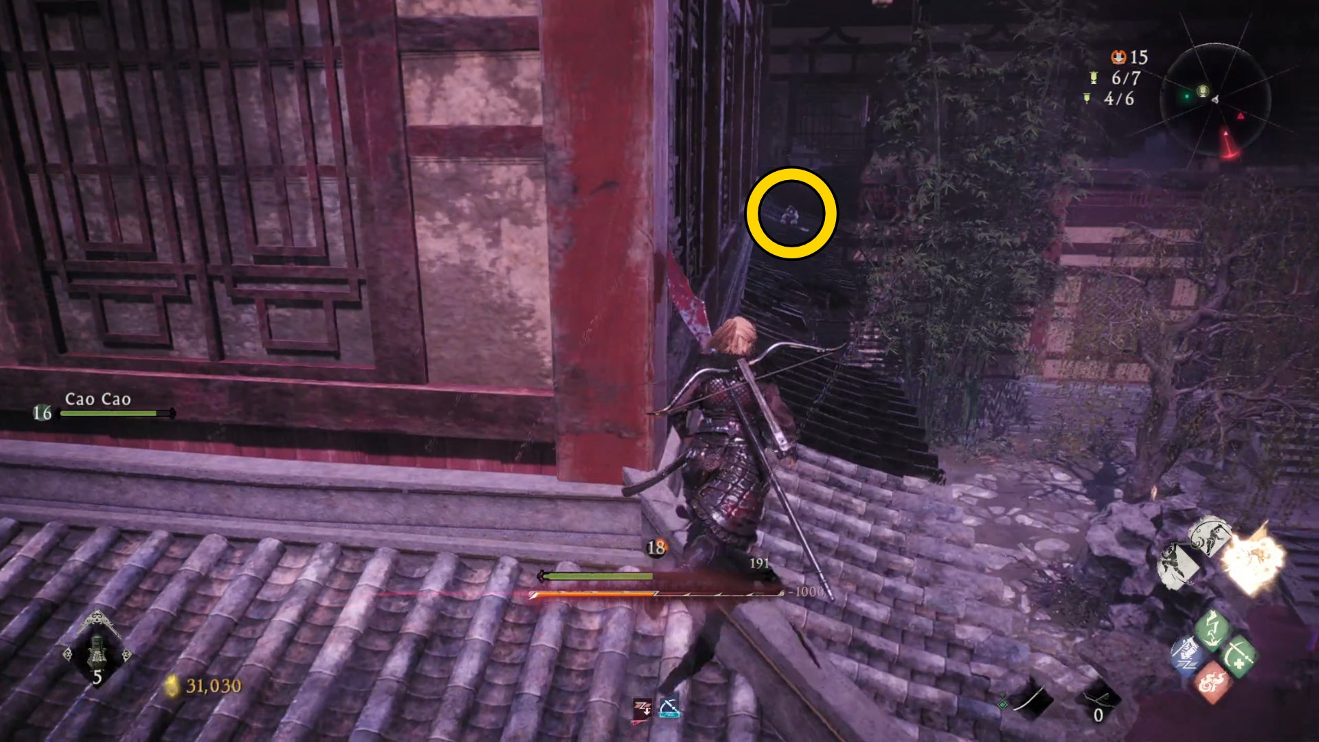 Un demonio Shitieshou en Wo Long, descansando sobre el toldo de un edificio.