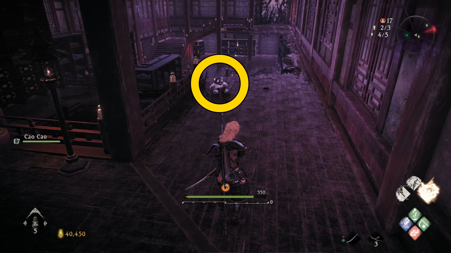 El jugador se acerca a un Shitieshou en el piso superior de una habitación oscura en Wo Long.
