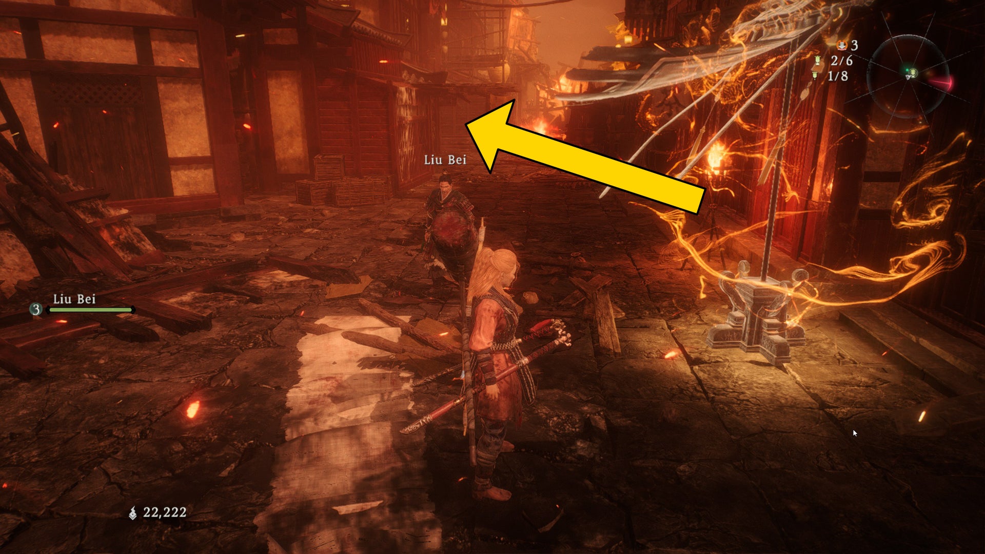 El jugador de Wo Long se encuentra junto a una bandera de batalla en la carretera principal de una ciudad en llamas, con una flecha que marca la ubicación del Shitieshou más cercano.